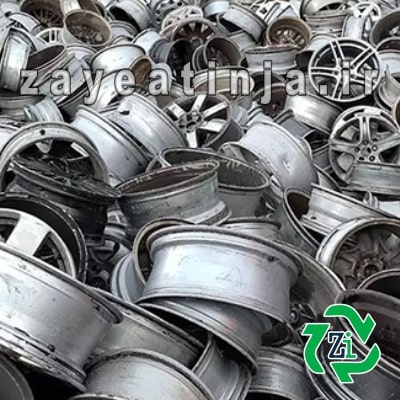 تعداد زیادی رینگ آلومینیومی روی هم ریخته شده تعداد زیادی رینگ آلومینیومی اتومبیل که به صورت ضایعات روی هم انباشته شده اند
